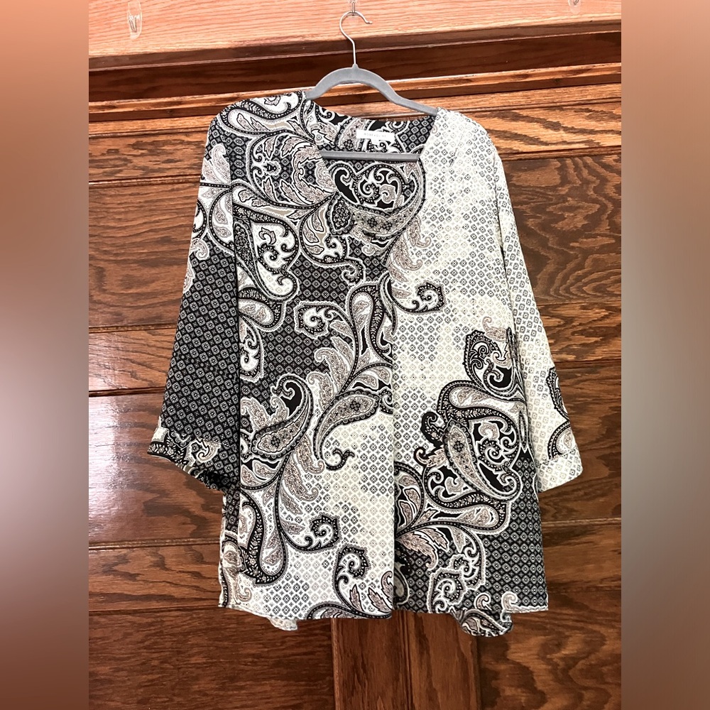 Rose & Olive long sleeve black and white blouse with light pink accents 2X